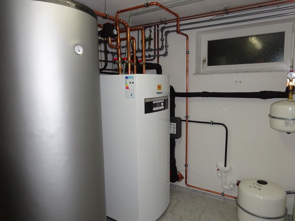 Buderus Logatherm Sole/Wasser Wärmepumpe WPS13-1 13kW, Tiefenbohrung und einen Warmwasserspeicher.